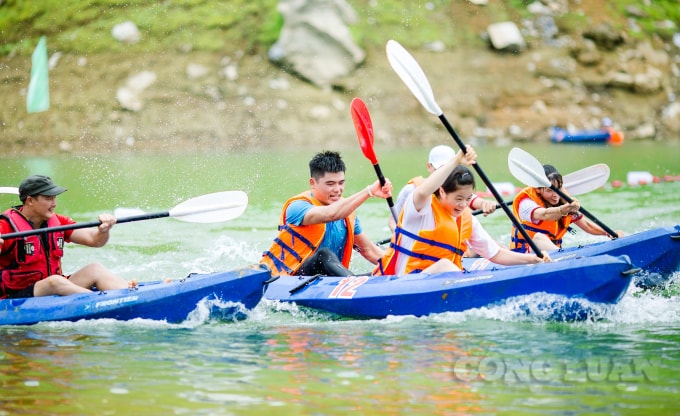 Hội đua thuyền Kayak, huyện Lâm Bình góp phần phát triển môn thể thao mới trên lòng hồ, là dịp giới thiệu, quảng bá hình ảnh, con người nơi đây. Ảnh: Ngô Vương