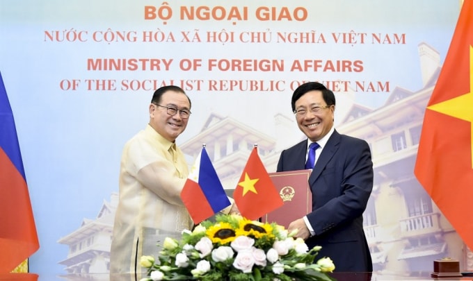 Sau hội đàm, Phó Thủ tướng, Bộ trưởng Ngoại giao Phạm Bình Minh và Bộ trưởng Ngoại giao Philippines Teodoro Lopez Locsin ký kết Biên bản ghi nhớ hợp tác. Ảnh: TG&VN