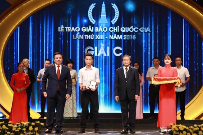 Phạm Đông - báo Lao Động nhận giải C Giải báo chí quốc gia lần thứ XIII- năm 2018