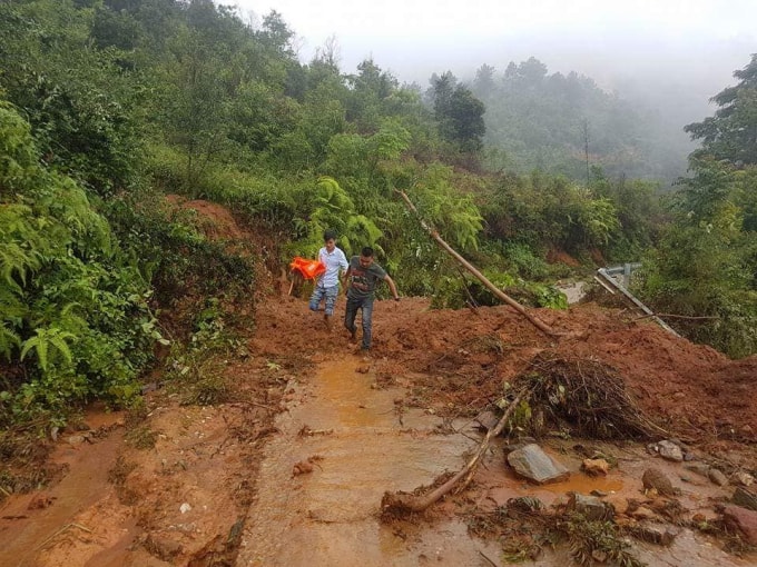 Phóng viên Phạm Đông(áo trắng) trong một chuyến công tác