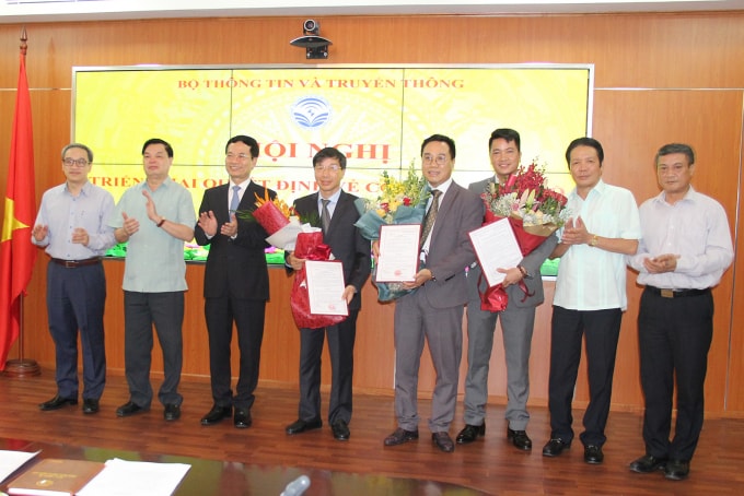 Bộ trưởng Nguyễn Mạnh Hùng và các đại biểu chụp ảnh lưu niệm cùng các cán bộ được bổ nhiệm (Ảnh: Đức Huy)