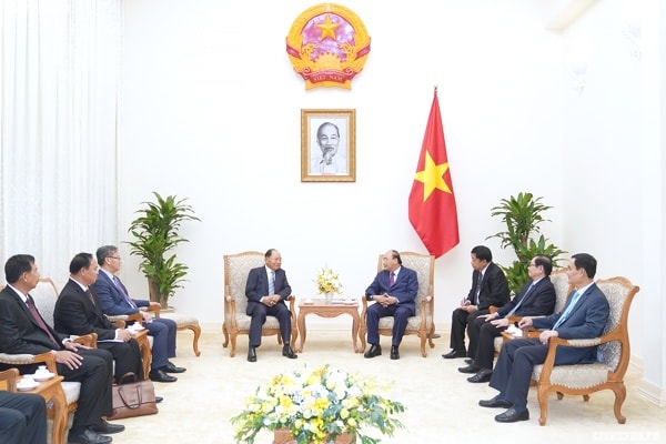 Thủ tướng Nguyễn Xuân Phúc tiếp Bộ trưởng Nội vụ Lào Khammanh Sounvileuth. Ảnh: VGP
