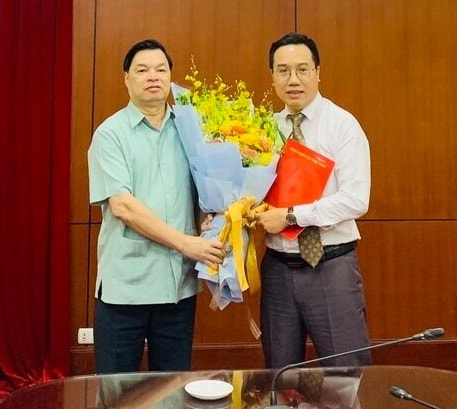 Đồng chí Lê Mạnh Hùng - Phó Trưởng Ban Tuyên giáo Trung ương (bên trái) trao quyết định và chúc mừng đồng chí Nguyễn Nguyên. Ảnh: tuyengiao.vn