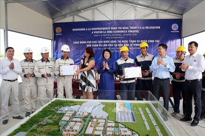 Phó Chủ tịch nước Đặng Thị Ngọc Thịnh thăm và tặng quà cán bộ, nhân viên người Việt Nam đang làm việc tại Đặc khu phát triển Mariel - Cuba. Ảnh: TTXVN