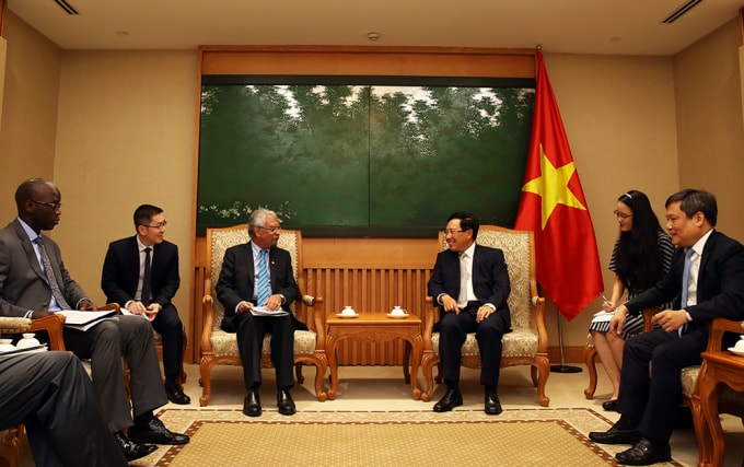 Phó Thủ tướng, Bộ trưởng Ngoại giao Phạm Bình Minh tiếp Điều phối viên Thường trú LHQ tại Việt Nam Kamal Malhotra và Giám đốc Quốc gia của WB tại Việt Nam Ousmane Dione. Ảnh: VGP