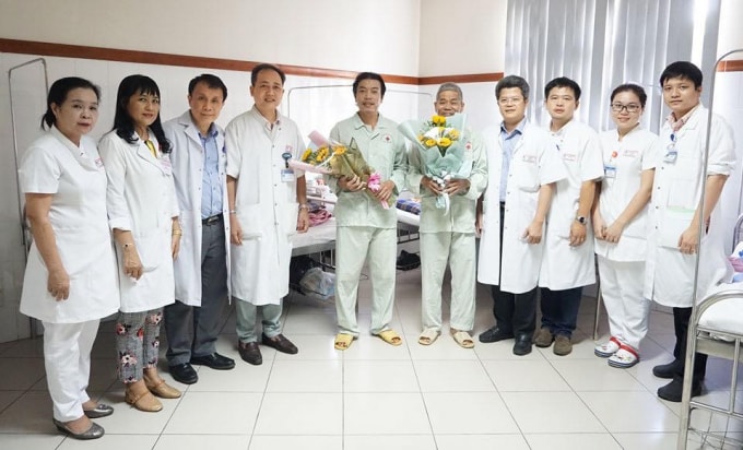 GS.TS Phạm Như Hiệp, Giám đốc Bệnh viện Trung ương Huế (đứng thứ 3 từ trái sang), cùng các y bác sĩ chúc mừng 2 bệnh nhân vừa ghép giác mạc thành công.