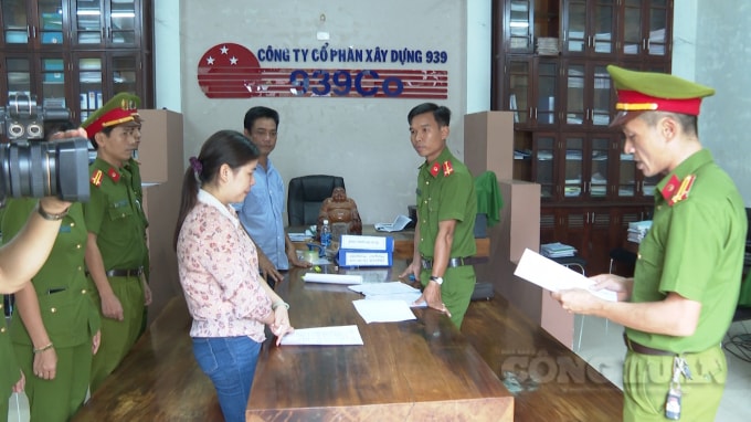 Cơ quan công an đọc lệnh bắt tạm giam Phan Văn Hùng, Giám đốc Công ty CP 939 và Đỗ Thị Thùy Châu, kế toán Công ty này.