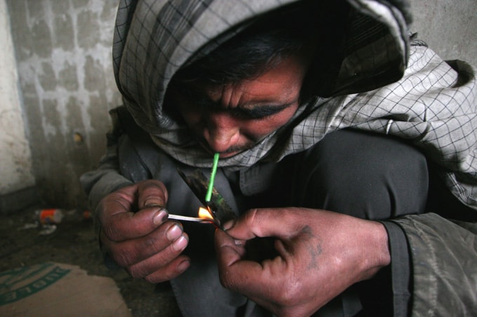 Một người Afghanistan sử dụng heroine ở Kabul. Ảnh: UNODC