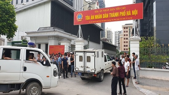 Phiên xét xử sơ thẩm Nguyễn Kim Hưng (tức Hưng “kính”) cùng các đồng phạm về tội “Cưỡng đoạt tài sản” diễn ra tại TAND TP Hà Nội bị hoãn do vắng luật sư bào chữa. Ảnh: MH