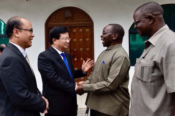 Phó Thủ tướng Trịnh Đình Dũng và ngài Philip Mangula, Phó Chủ tịch Đảng Cách mạng Tanzania. Ảnh: VGP