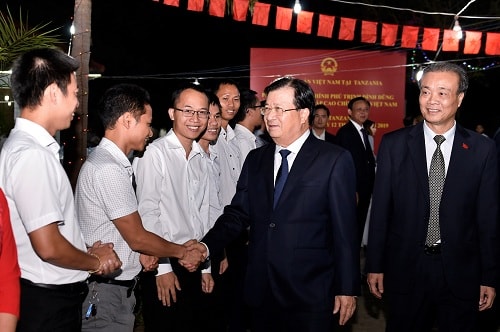 Phó Thủ tướng thăm và làm việc với Đại sứ quán Việt Nam tại Tanzania. Ảnh: VGP