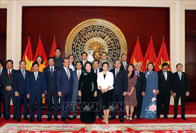 Chủ tịch Quốc hội Nguyễn Thị Kim Ngân chụp ảnh lưu niệm cùng cán bộ, nhân viên và bà con kiều bào Việt Nam tại Trung Quốc. Ảnh: TTXVN