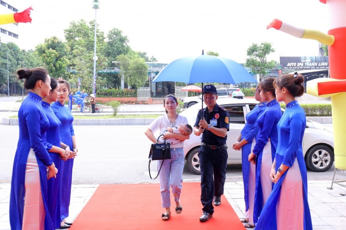Đông đảo phụ huynh đã đưa con đến tiêm tại VNVC Thanh Hóa ngay trong ngày đầu khai trương.