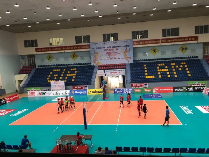 Các đội tham dự giải đã tập luyện và làm quen với sân Thi đấu. Ảnh: Văn Huy
