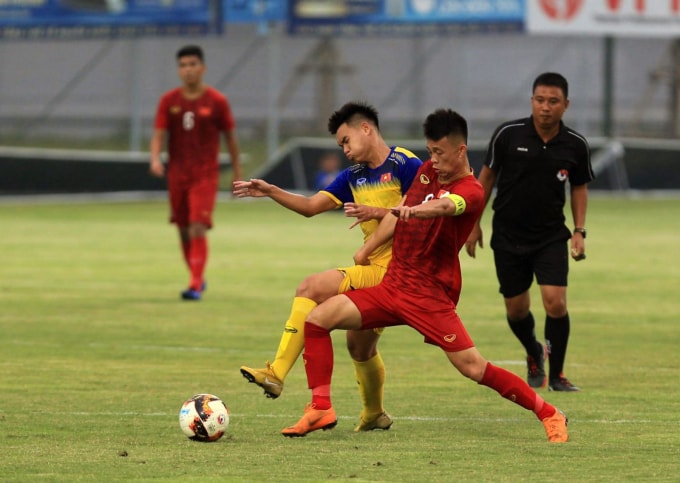 ĐT U22 Việt Nam (áo đỏ) và ĐT U18 Quốc gia (áo vàng) đã có những màn đọ sức đáng chú ý. Ảnh: VFF