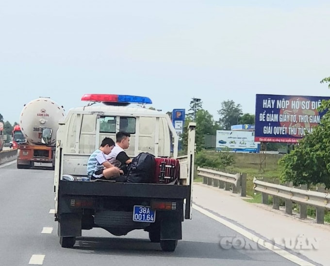 Xe công vụ của CSGT huyện Nghi Xuân có hành vi chở người phía sau thùng xe.