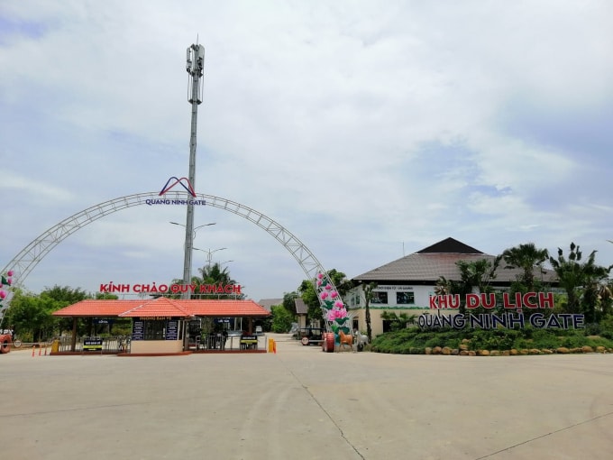 Cổng tỉnh thì bị bỏ bê, nhếch nhác còn khu khu du lịch Quảng Ninh Gate ở bên cạnh thì ngày càng ăn nên làm ra, rất đông du khách