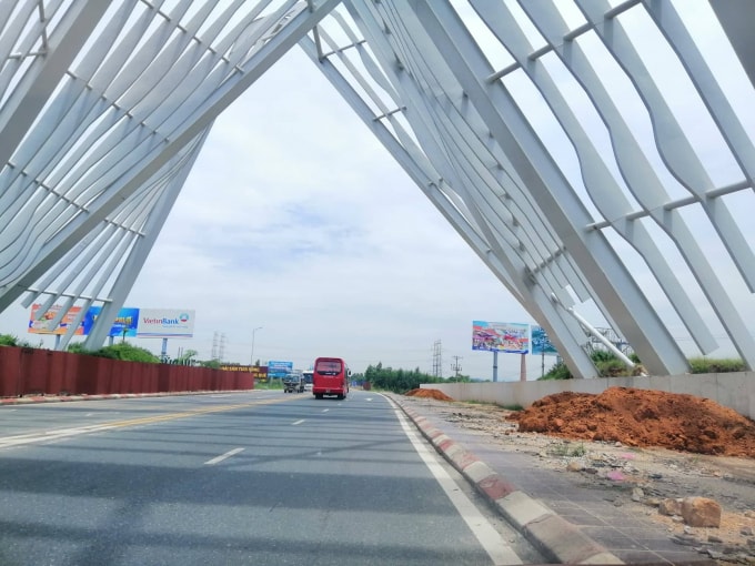 Sau hơn 2 năm khánh thành, cổng tỉnh lúc nào cũng như đang trong quá trình xây dựng