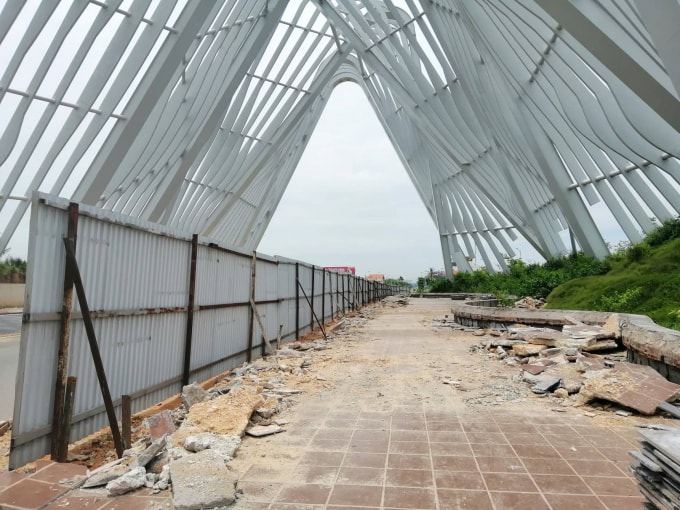 Cổng tỉnh được kỳ vọng là điểm nhấn quan trọng, tạo ấn tượng đối với du khách khi đặt chân tới Quảng Ninh. Song, điểm nhấn mà lại nhếch nhác như thế này thì quả thực sẽ làm xấu