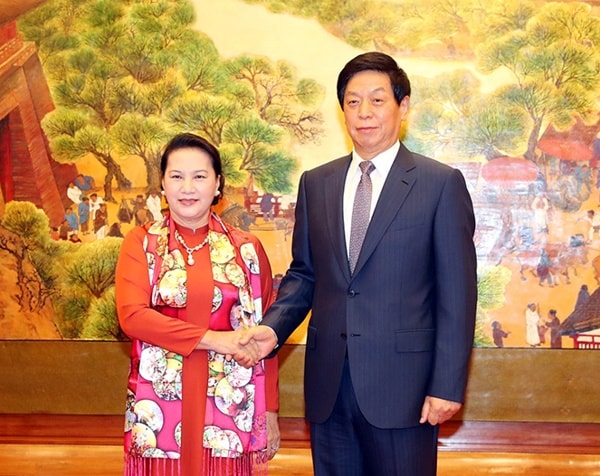 Chủ tịch Nhân đại Trung Quốc Lật Chiến Thư chủ trì Lễ đón chính thức Chủ tịch Quốc hội Nguyễn Thị Kim Ngân. Ảnh: ĐBND