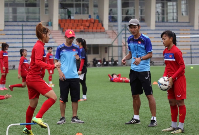 Các tuyển thủ U19 nữ Việt Nam tích cực tập luyện trước khi lên đường đi Hàn Quốc. Ảnh: VFF