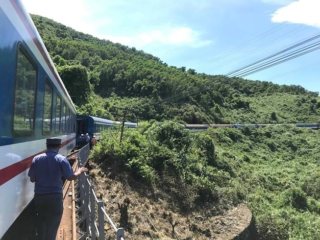 Hiện trường vụ tàu trật bánh trên đèo Hải Vân gây ách tắc tuyến đường sắt Bắc - Nam nhiều giờ. Ảnh: TL