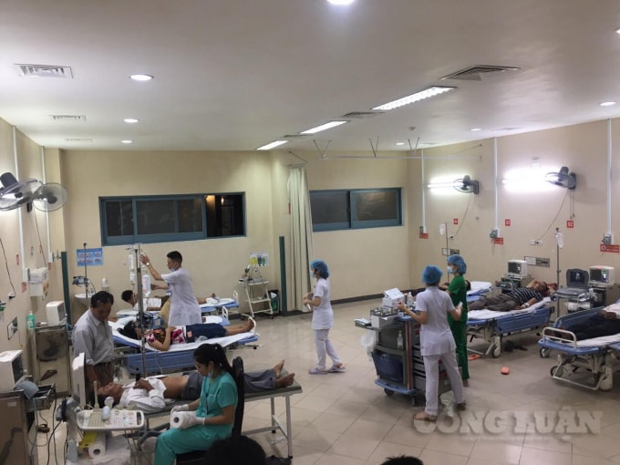 Hàng chục bệnh nhân được chuyển vào Bệnh viện Trung ương Huế cơ sở 2 cấp cứu do ngộ độc thực phẩm sau khi dự tiệc cưới.