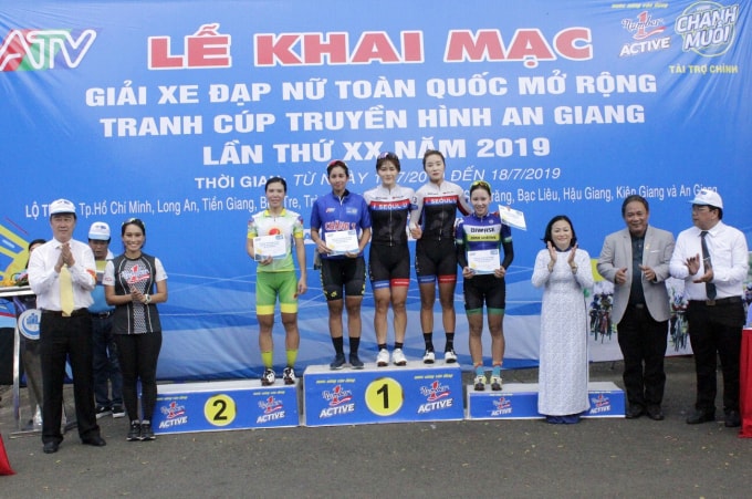 Vũ Phương Thanh - Đại sứ thương hiệu nhãn hàng Number 1 cùng BTC trao giải cho các tay đua ở chặng đầu tiên.