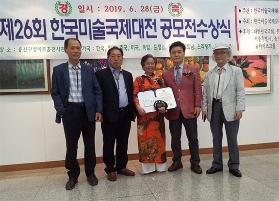 Họa sĩ Phan Thị Thanh Mai nhận giải Nhất.