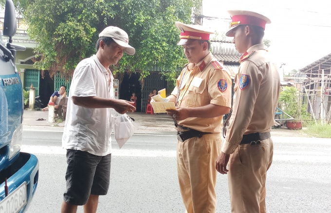Lực lượng Công an kiểm tra giấy tờ của người tham gia giao thông.