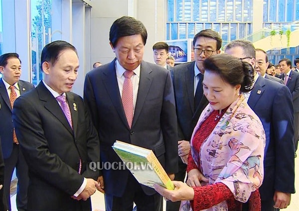 Chủ tịch Quốc hội Nguyễn Thị Kim Ngân cùng Chủ tịch Nhân đại Trung Quốc Lật Chiến Thư và các đại biểu tham quan các quầy sách giới thiệu về văn hoá, đất nước, con người Việt Nam. Ảnh: quochoi.vn