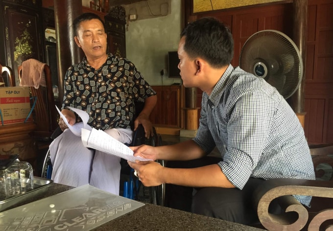 Ông Hoàng Đình Quảng với đôi chân bị liệt kể lại với phóng viên tình cảnh “tiền mất tật mang” của mình