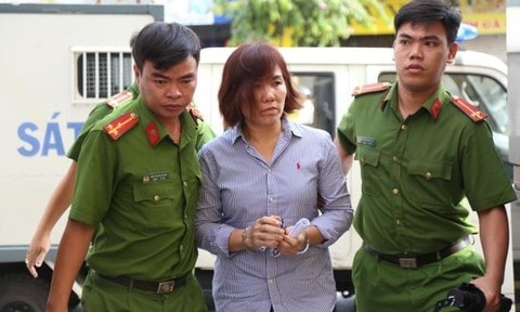 Nguyễn Thị Nga – nữ tài xế gây tai nạn giao thông ở ngã tư Hàng Xanh bị còng tày áp giải đến tòa