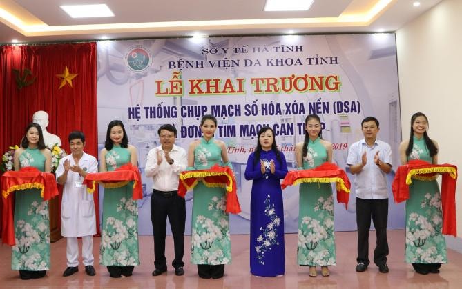 Bộ trưởng Bộ Y tế cắt băng khai trương Hệ thống chụp mạch số hóa xóa nền và đơn vị can thiệp tim mạch tại BVĐK tỉnh Hà Tĩnh