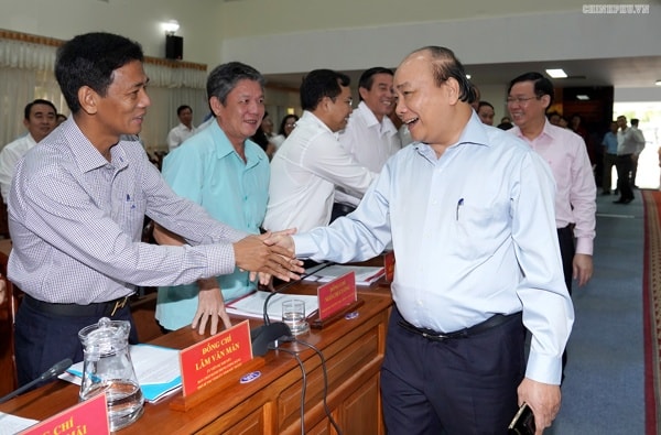 Thủ tướng Nguyễn Xuân Phúc và các đại biểu tham dự buổi làm việc. Ảnh: VGP