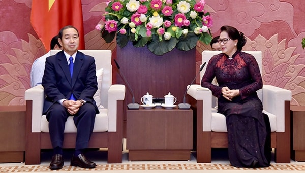 Chủ tịch Quốc hội Nguyễn Thị Kim Ngân tiếp Chánh án Tòa án Nhân dân Tối cao Lào Khampha Sengdara. Ảnh: ĐBND