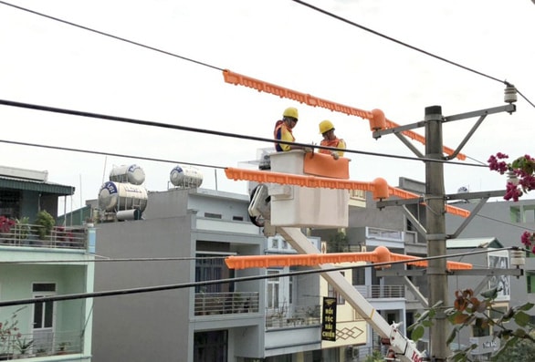 Tổng công ty Điện lực miền Bắc cho biết sẽ không thực hiện các công tác cắt điện có kế hoạch gây mất điện cho khách hàng khi nhiệt độ ngoài trời trên 36°C - Ảnh: EVNNPC