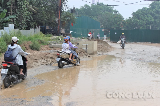 Đường Sa Đôi xuất hiện những ao nước lớn sau những cơn mưa