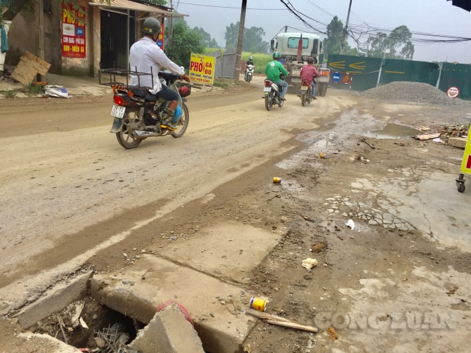 Nắp cống sụt lún, các hố sâu xuất hiện dọc theo 2km đường Sa Đôi