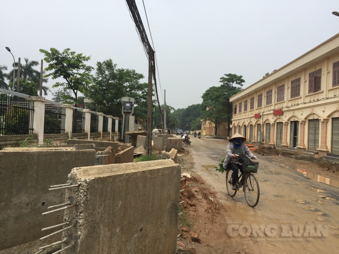 Sắt thép ngổn ngang chĩa mũi nhọn ra đường cực kỳ nguy hiểm