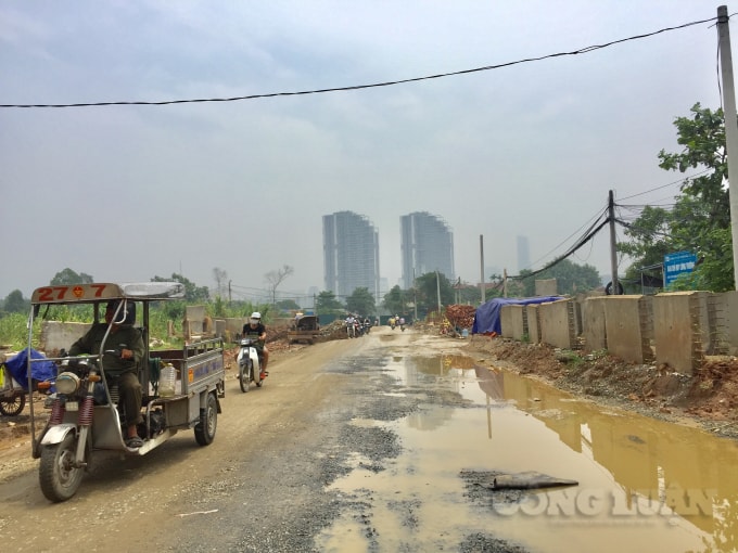 Mặt đường tràn lan ổ voi, ổ gà gây nguy hiểm cho người tham gia giao thông