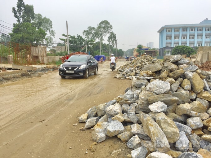 Vật liệu xây dựng, đất đá được để khắp nơi thu hẹp diện tích mặt đường