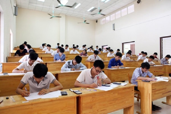 Bộ GD&ĐT yêu cầu các trường lập đường dây nóng để tiếp nhận và xử lí thông tin phản ánh về tiêu cực trong công tác tuyển sinh. Ảnh minh họa.