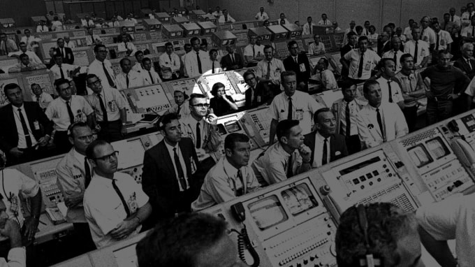 Trong phòng điều khiển ở Trung tâm Kennedy Space Center giờ phút phóng tàu Apollo 11 .