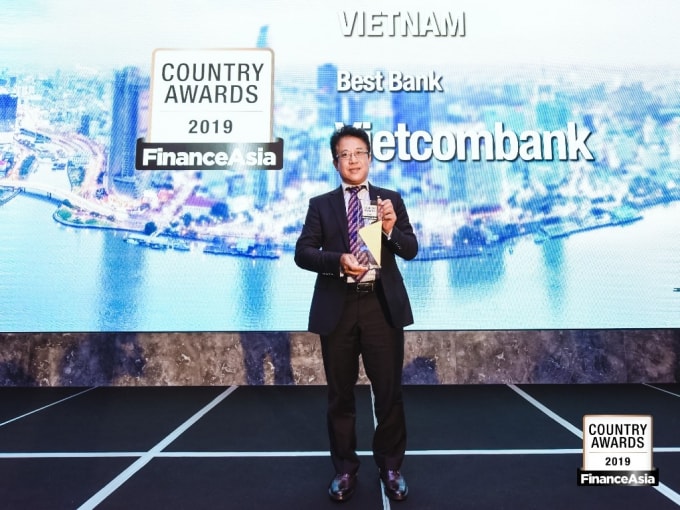 Đại diện Vietcombank, ông Nguyễn Ngọc Ban - Giám đốc công ty tài chính Việt Nam tại Hongkong (Vinafico) nhận giải thưởng từ Tạp chí Finance Asia.