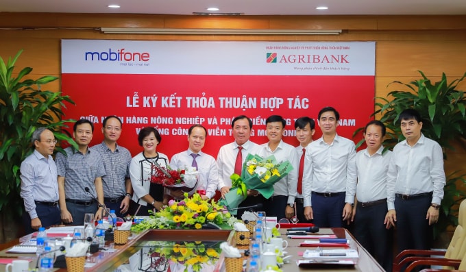 Tổng Giám đốc Agribank và Phó Tổng Giám đốc phụ trách chức vụ Tổng Giám đốc MobiFone ký kết thỏa thuận hợp tác.