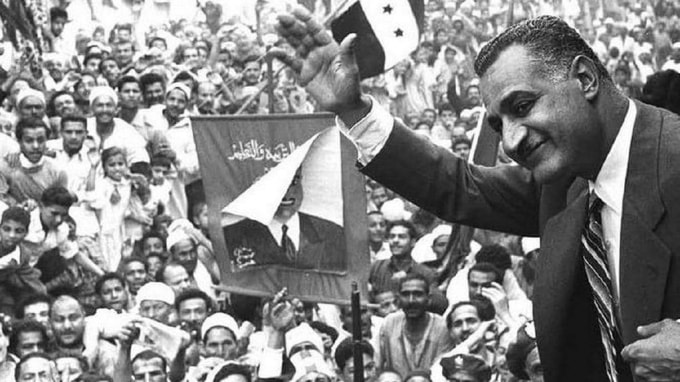 Tổng thống Abdel Gamal Nasser được người dân chào đón tại Mansoura, Egypt, ngày 7/5/1960. Ảnh: dailytelegraph.com.au