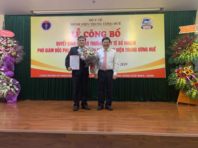 Thứ trưởng thường trực Bộ Y tế Nguyễn Viết Tiến trao quyết định bổ nhiệm phó Giám đốc chuyên môn cho TS. BS Nguyễn Thanh Xuân.