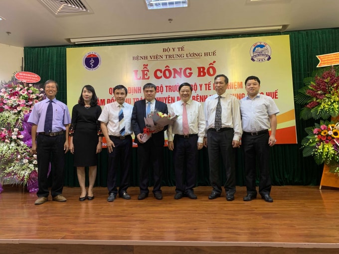 Tập thể lãnh đạo Bệnh viện TW Huế, chúc mừng tân Phó Giám đốc.