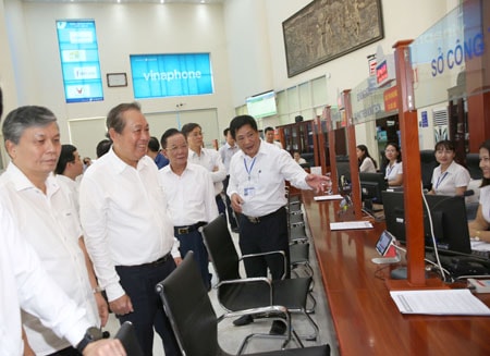 Phó Thủ tướng Thường trực Trương Hòa Bình kiểm tra tại Trung tâm hành chính công tỉnh Sơn La. Ảnh: VGP